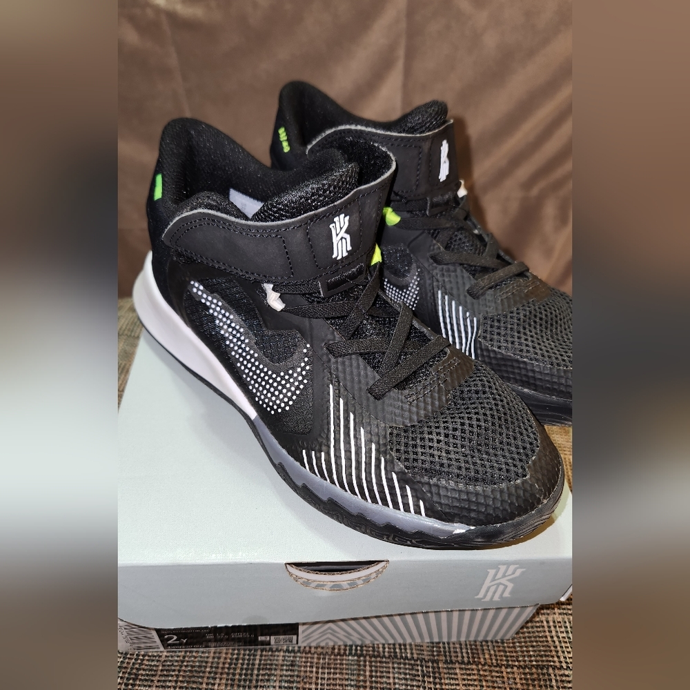 Nike Kyrie Irving EUC Boys 2Y Basketball Shoes